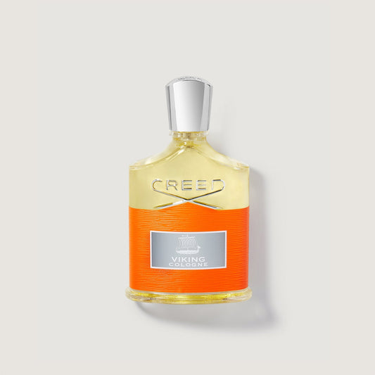 Viking Cologne Frasco de perfume Creed Viking de 50 ml en un fondo beige claro.