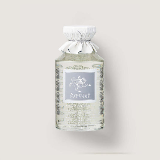 Frasco de Creed Aventus cologne con tapón plateado