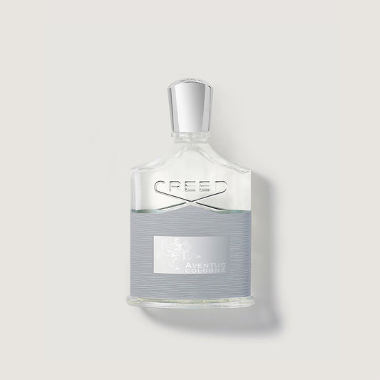 Frasco de Creed Aventus Cologne de 50 ml con un tapón plateado, sobre un fondo claro.
