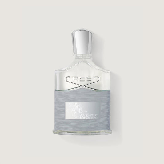 Frasco de Creed Aventus cologne con tapón plateado