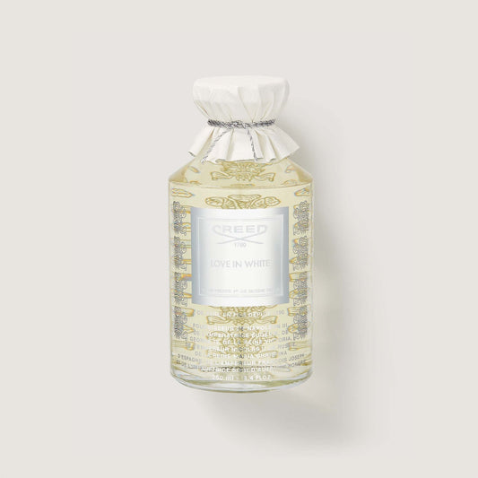 Frasco de Creed Love in White de 75 ml sobre fondo blanco