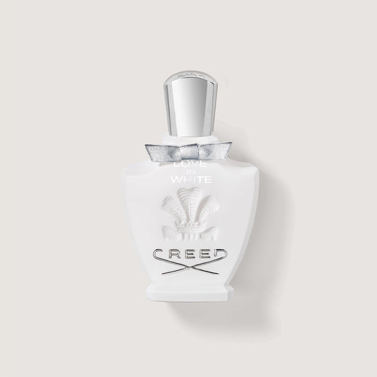 Frasco de Creed Love in White de 75 ml sobre fondo blanco